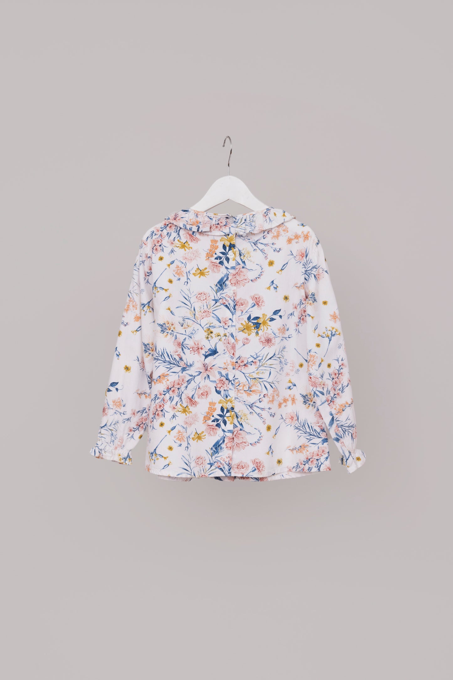 BLUSA FLOREADA CON VUELOS PETIT