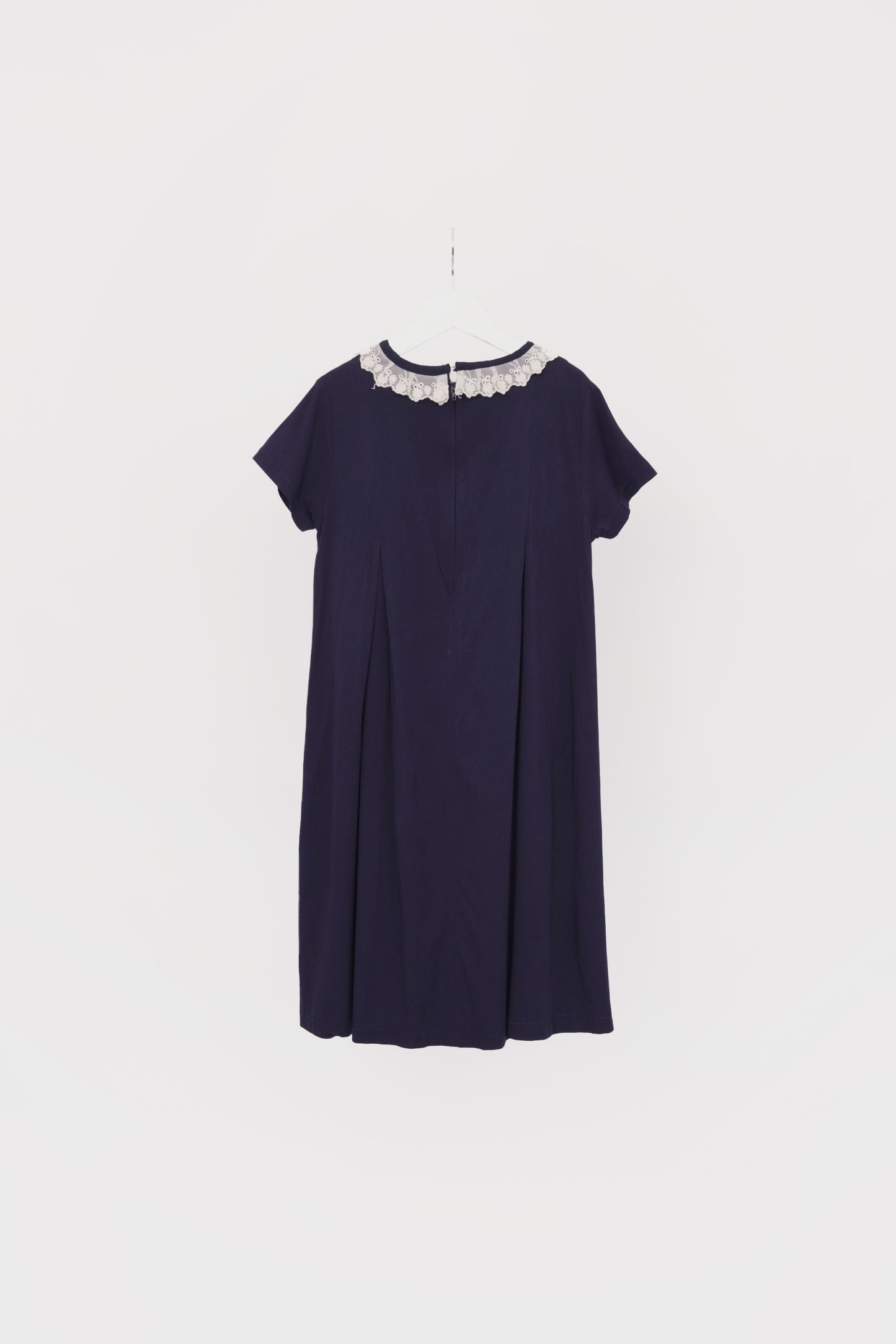 VESTIDO CON UN CUELLO ENCAJE PETIT