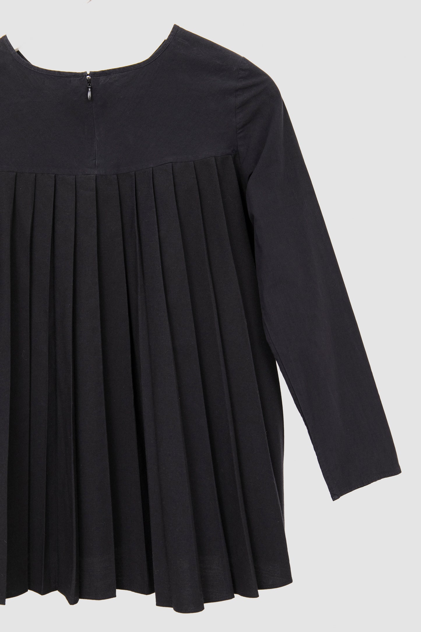 BLUSA CON PLIEGUES Y ESCOTE REDONDO