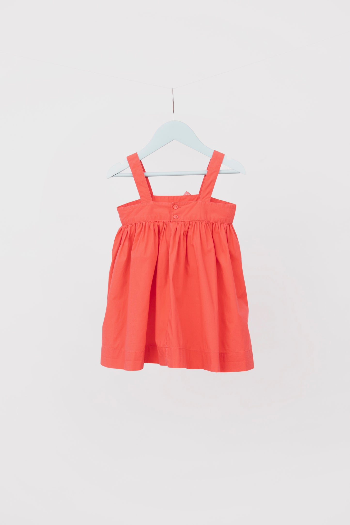 VESTIDO CON CINTA EN ELESCOTE PETIT