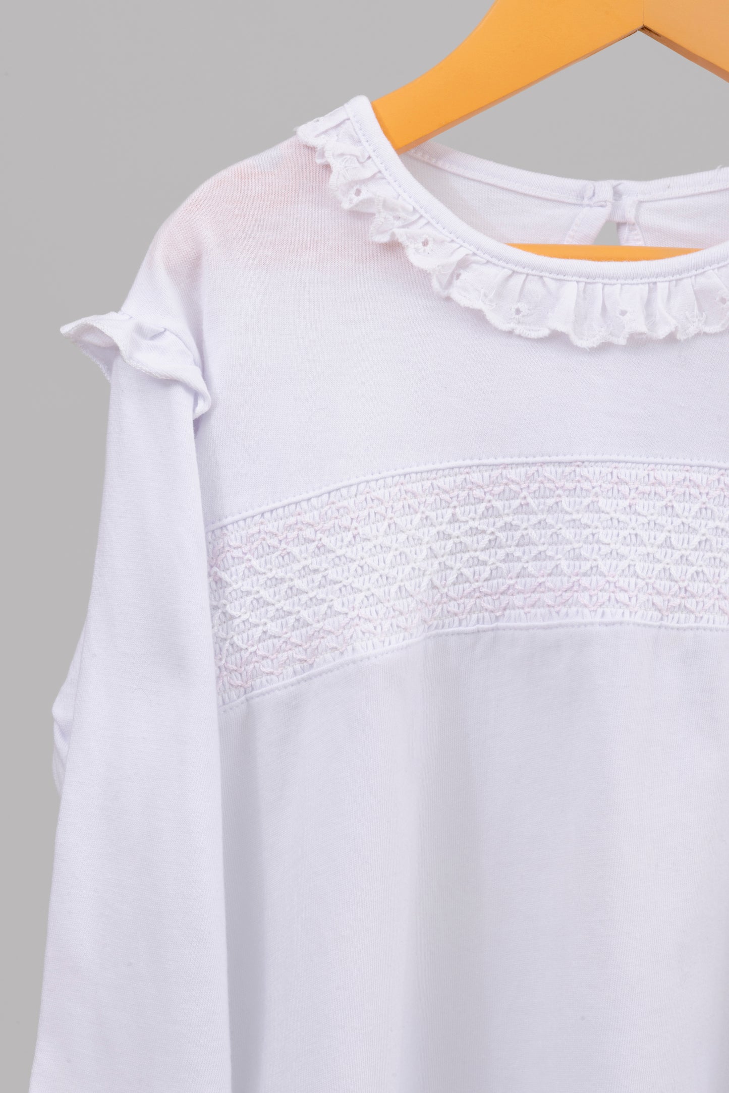 POLERA BLANCA CON VUELOS Y BORDADO PETIT