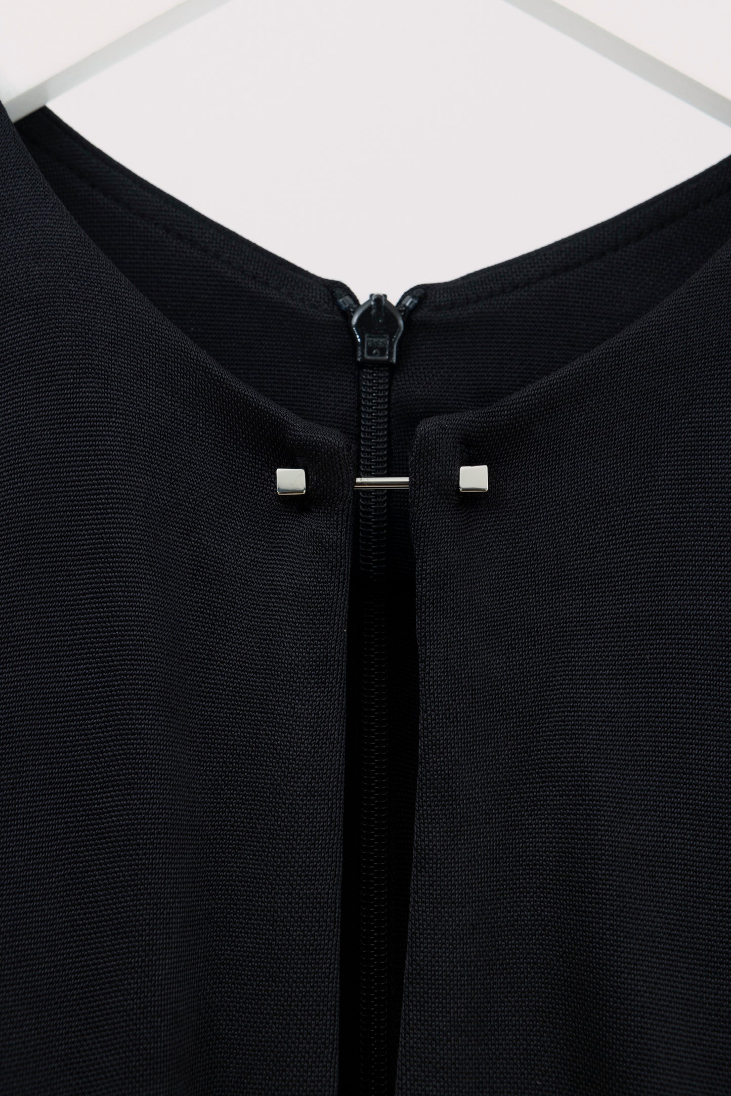 VESTIDO MIDI SLIM CON DETALLE METÁLICO