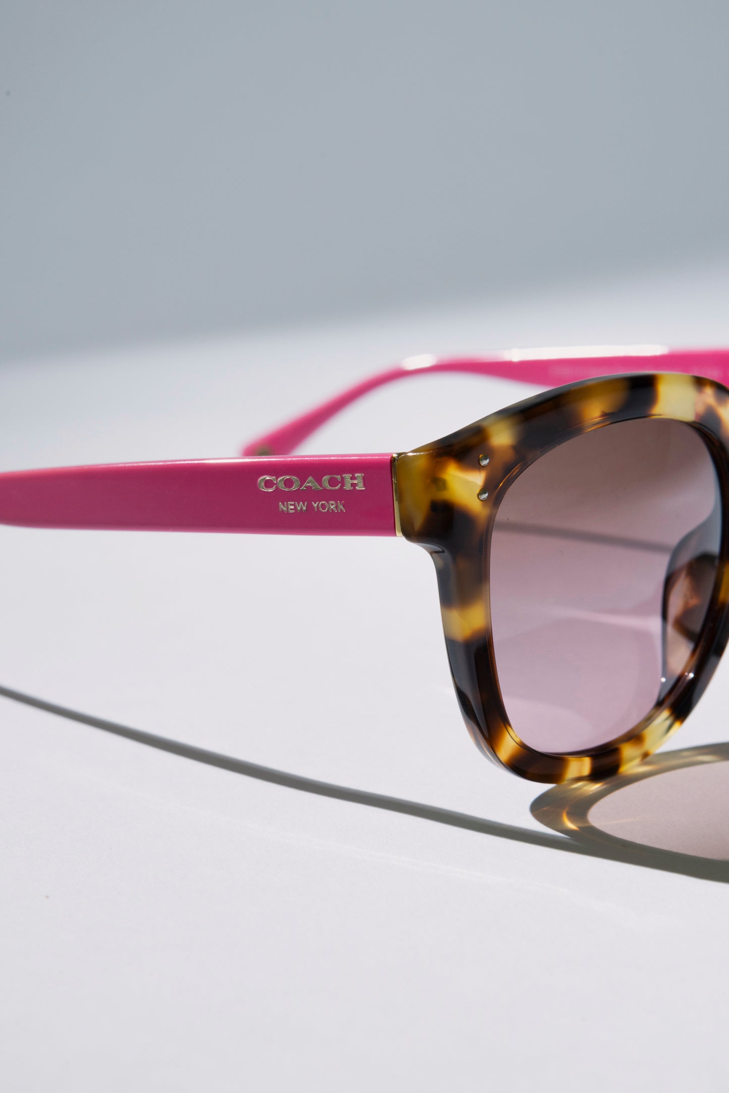 ANTEOJOS CASEY MANCHA TORTUGA FUCHIA