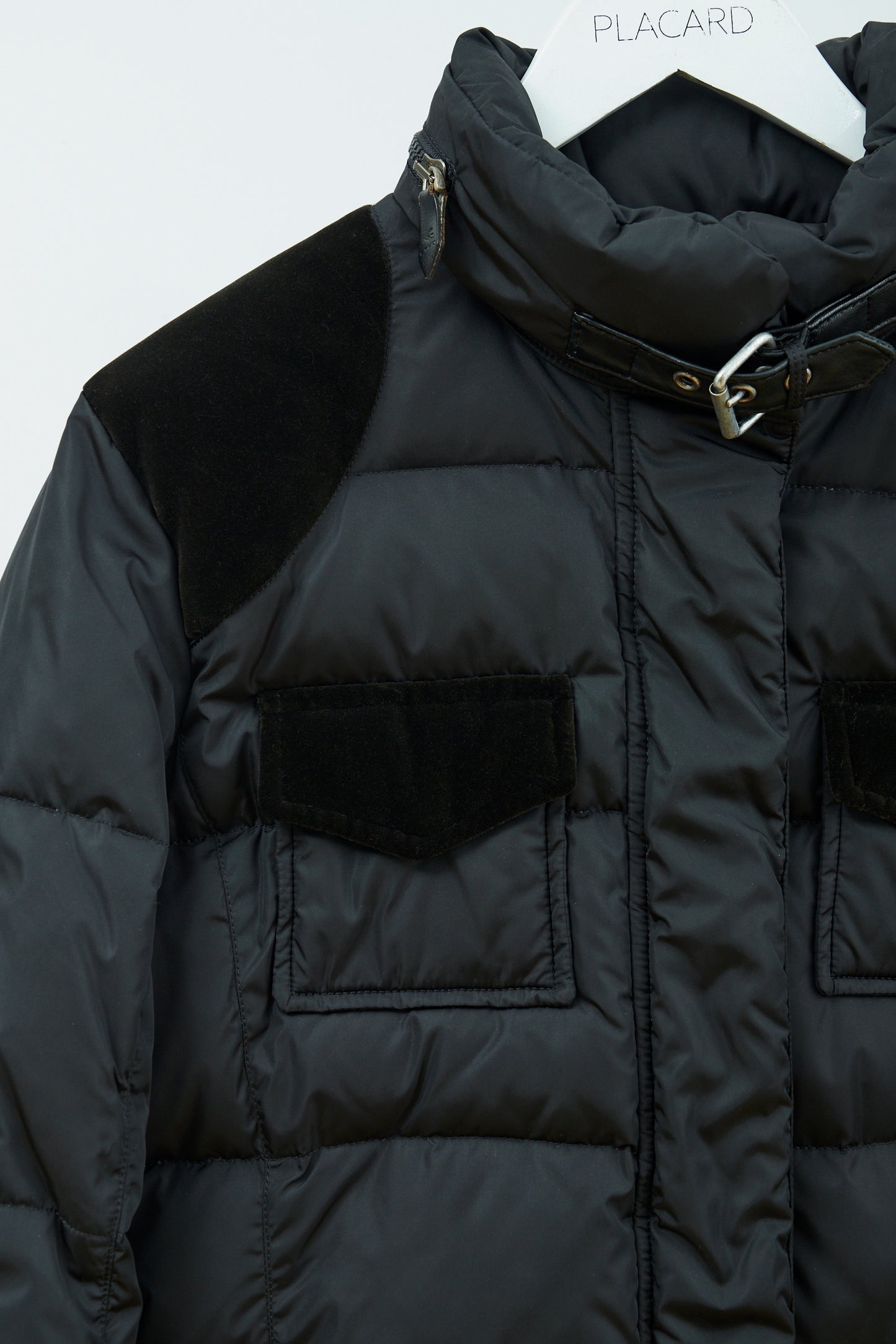 PARKA ACOLCHADA CON PANELES DE TERCIOPELO Y CINTURÓN [ARCHIVO]