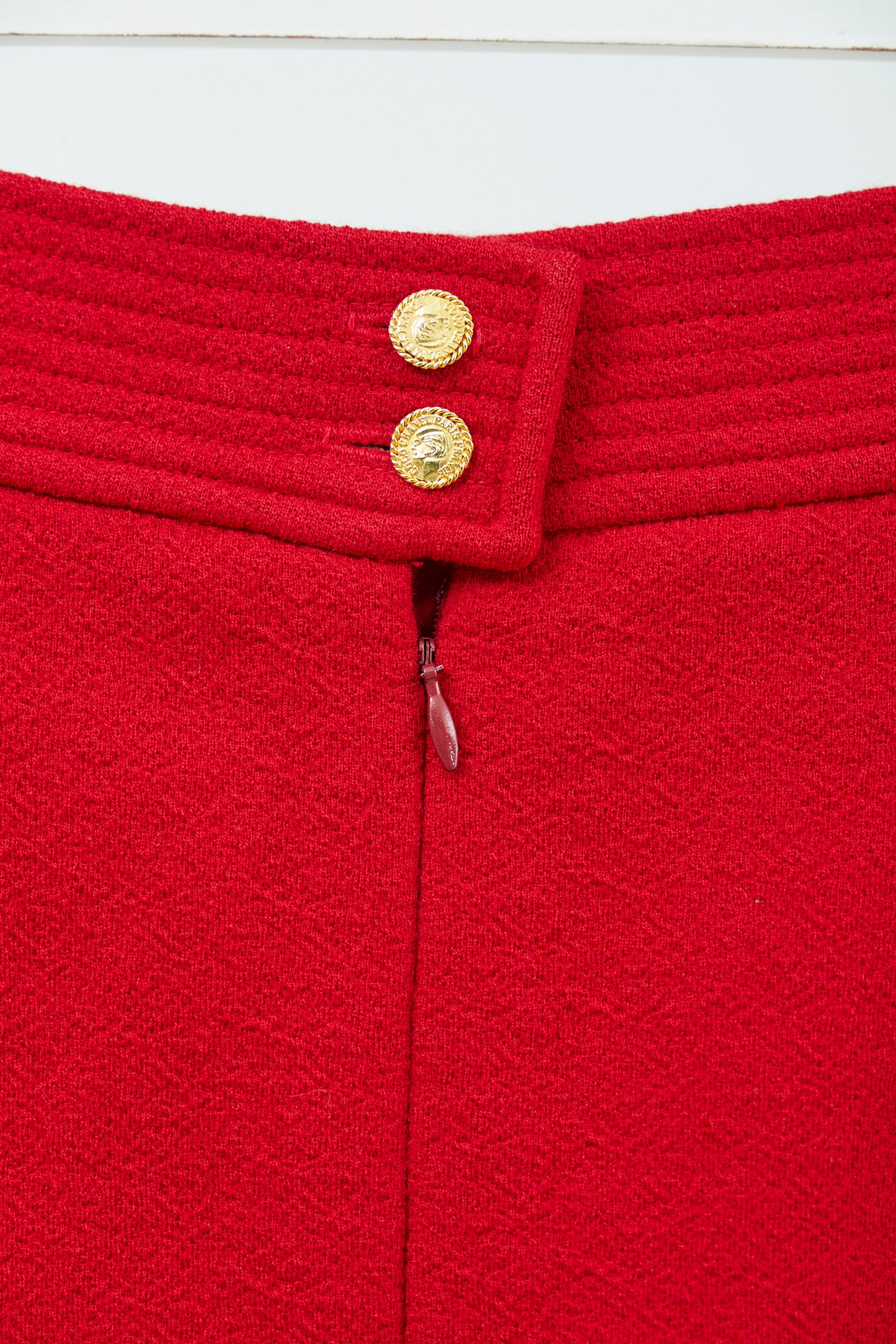 POLLERA LÁPIZ CHANEL EN ROJO CARMÍN (CONJUNTO) [ARCHIVO]